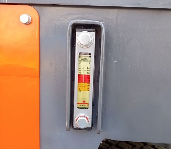 Наружный индикатор уровня и температуры масла в самоходной машине PanMix.